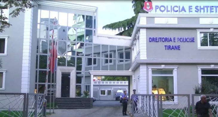 Oficerja e policisë në Tiranë dhunohet nga dy vajza në hyrje të komisariatit