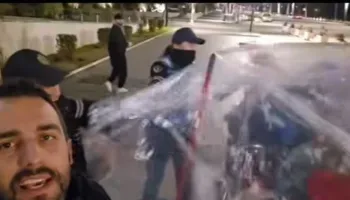 “Opa… ja erdhi shefi, opa dhe këta të tjerët”, Policia shkon sërish te Lapaj në mesnatë, i sekuestron plastmasin