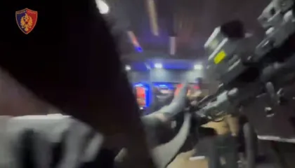 Operacion policor për kapjen e lojtarëve në një kazino (video)