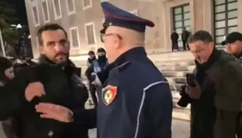“Operacioni plastmasi”! Policia ‘mësyn’ sërish te protesta e Lapajt, kreu i “Shqipëria Bëhet”: Tërë këta efektivë i solle për ne mo…