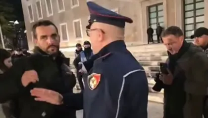 “Operacioni plastmasi”! Policia ‘mësyn’ sërish te protesta e Lapajt, kreu i “Shqipëria Bëhet”: Tërë këta efektivë i solle për ne mo…