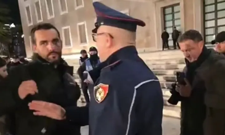 “Operacioni plastmasi”! Policia ‘mësyn’ sërish te protesta e Lapajt, kreu i “Shqipëria Bëhet”: Tërë këta efektivë i solle për ne mo…