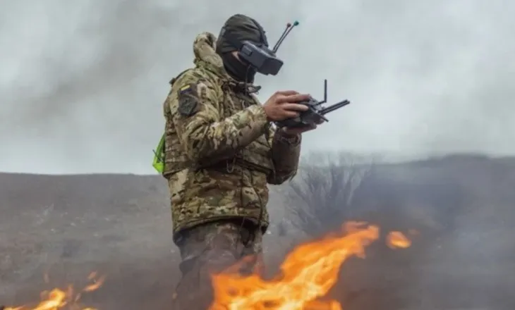 Operatorët ukrainas të dronëve detyrojnë ushtarin rus të dorëzohet në Kharkiv