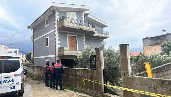 Orikum/ Burri vret gruan dhe më pas vetëvritet në garazh