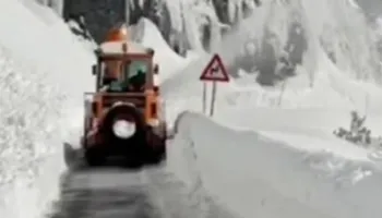 Ortekë bore në Qafë-Thore/ Bllokohet lëvizja për të gjitha automjetet, rreziku i lartë