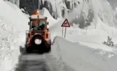 Ortekë bore në Qafë-Thore/ Bllokohet lëvizja për të gjitha automjetet, rreziku i lartë