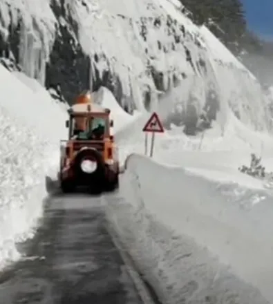 Ortekë bore në Qafë-Thore/ Bllokohet lëvizja për të gjitha automjetet, rreziku i lartë