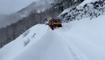 Ortekët bllokuan Qafë Thorën gjatë natës, borëpastrueset hapin rrugën drejt Thethit