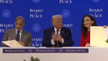 Osmani shtrëngon duart me Trump, Kosova nënshkruan pjesëmarrjen në Bordin e Paqes