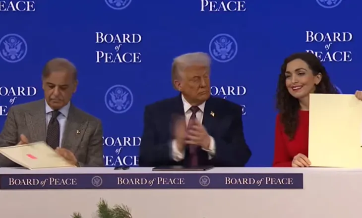 Osmani shtrëngon duart me Trump, Kosova nënshkruan pjesëmarrjen në Bordin e Paqes