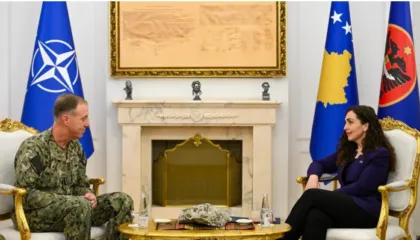 Osmani takohet me admiralin e NATO-s: Kosova po përballet me rrezikun e “akteve destabilizuese” nga Serbia