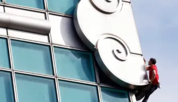 Pa litar, alpinisti Alex Honnold ngjit një nga ndërtesat më të larta në botë