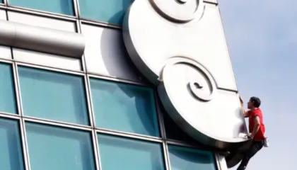 Pa litar, alpinisti Alex Honnold ngjit një nga ndërtesat më të larta në botë