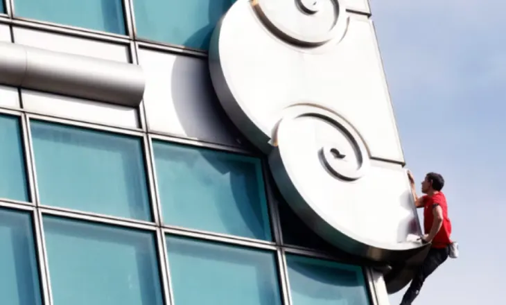 Pa litar, alpinisti Alex Honnold ngjit një nga ndërtesat më të larta në botë