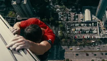 Pa litar, pa pajisje sigurie: alpinisti ngjit rrokaqiellin 508 metra të lartë