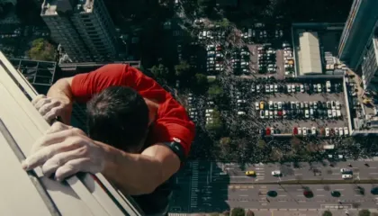 Pa litar, pa pajisje sigurie: alpinisti ngjit rrokaqiellin 508 metra të lartë