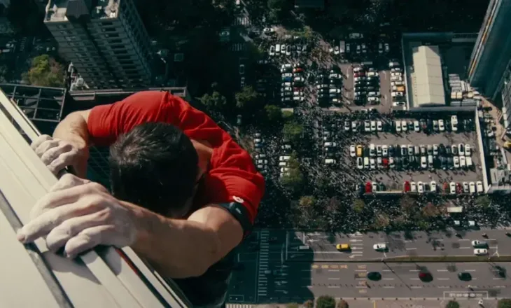 Pa litar, pa pajisje sigurie: alpinisti ngjit rrokaqiellin 508 metra të lartë