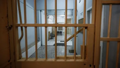 “Pak do ky, 10 për hundë…”/ Zbardhen përgjimet, si e afërmja e të paraburgosurit fuste drogë në burgun e Elbasanit