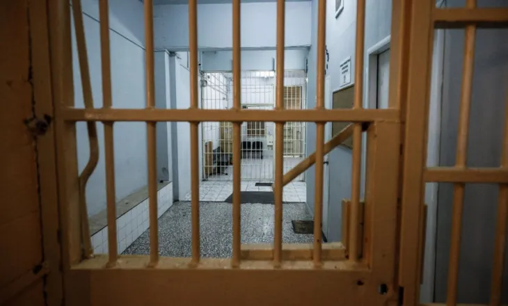 “Pak do ky, 10 për hundë…”/ Zbardhen përgjimet, si e afërmja e të paraburgosurit fuste drogë në burgun e Elbasanit