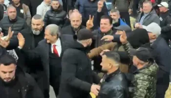 Pak minuta para nisjes së protestës, lideri Sali Berisha mbërrin në selinë e Partisë Demokratike