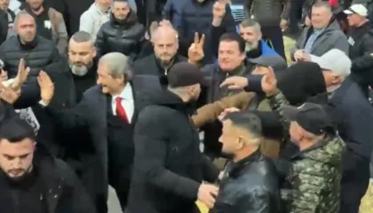 Pak minuta para nisjes së protestës, lideri Sali Berisha mbërrin në selinë e Partisë Demokratike