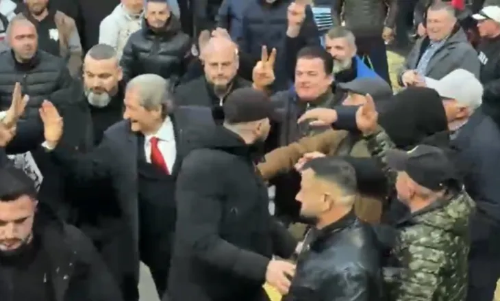 Pak minuta para nisjes së protestës, lideri Sali Berisha mbërrin në selinë e Partisë Demokratike