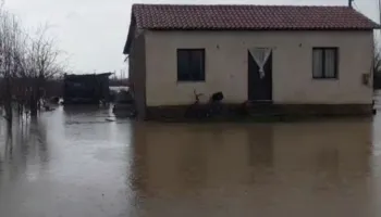 Pakësohen reshjet në Lezhë e Kurbin, evakuohen 8 familje, 150 banesa të rrethuara nga uji