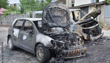 Pakujdesia/ Fishekzjarret djegin plotësisht dy makina në Elbasan, dëmtohen dhe dy të tjera