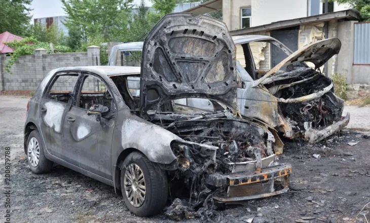 Pakujdesia/ Fishekzjarret djegin plotësisht dy makina në Elbasan, dëmtohen dhe dy të tjera