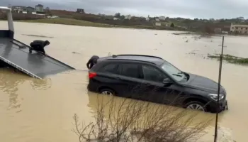 Pamje alarmante në Nishtullë/ Qytetari me fëmijët bllokohen në makinë nga përmbytjet