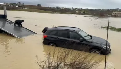 Pamje alarmante në Nishtullë/ Qytetari me fëmijët bllokohen në makinë nga përmbytjet
