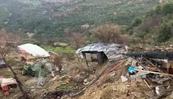 Pamje dramatike nga rrëshqitja e dheut në Vlorë, mali “fshin” rrugën, izolohen dhjetëra familje