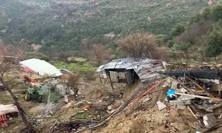 Pamje dramatike nga rrëshqitja e dheut në Vlorë, mali “fshin” rrugën, izolohen dhjetëra familje