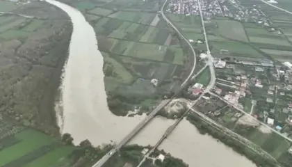 Pamje dramatike nga Vlora! Vjosa doli nga shtrati, qindra hektarë nën pushtetin e ujit
