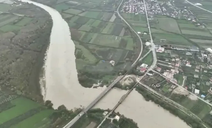Pamje dramatike nga Vlora! Vjosa doli nga shtrati, qindra hektarë nën pushtetin e ujit