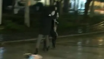 Pamje epike/ Protestuesi dëbon me çadër policin e armatosur gjer në grykë