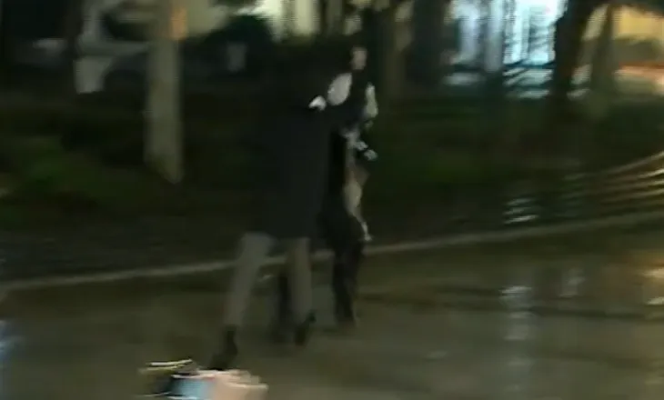 Pamje epike/ Protestuesi dëbon me çadër policin e armatosur gjer në grykë