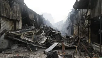 Pamje “lufte”/ Dyqane të shkrumbuara totalisht dhe rrënoja, ja çfarë ka mbetur te tregu i “5 Majit” pas zjarrit masiv (VIDEO-FOTO)