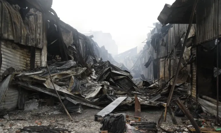 Pamje “lufte”/ Dyqane të shkrumbuara totalisht dhe rrënoja, ja çfarë ka mbetur te tregu i “5 Majit” pas zjarrit masiv (VIDEO-FOTO)