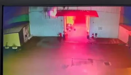 Pamje nga kamerat e sigurisë/ Momenti kur nis zjarri që shkatërroi dhjetëra biznese në zonën e “5 Majit”