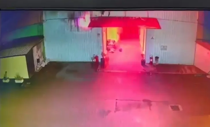 Pamje nga kamerat e sigurisë/ Momenti kur nis zjarri që shkatërroi dhjetëra biznese në zonën e “5 Majit”