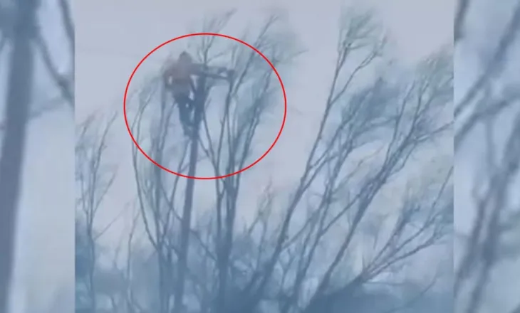 Pamje të frikshme/ Era i rrezikon jetën elektriçistit në një lartësi 15 metra