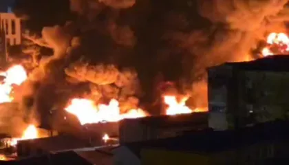 Pamje të frikshme nga zjarri që ka përfshirë tregun te ‘5 Maji’, flakët përhapen me shpejtësi