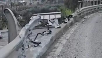 Pamje tronditëse nga aksidenti te Ura e Dajlanit, makina ‘fluturoi’ 50 metra dhe përfundoi në një dyqan lulesh