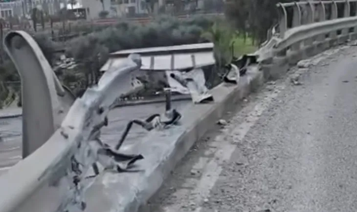 Pamje tronditëse nga aksidenti te Ura e Dajlanit, makina ‘fluturoi’ 50 metra dhe përfundoi në një dyqan lulesh