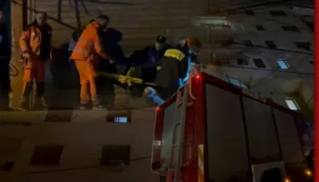 PAMJET/ Ndodh në Fier, 55-vjeçari mbetet i varur jashtë apartamentit. Panik te banorët!