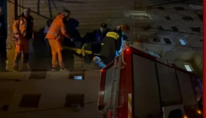 PAMJET/ Ndodh në Fier, 55-vjeçari mbetet i varur jashtë apartamentit. Panik te banorët!