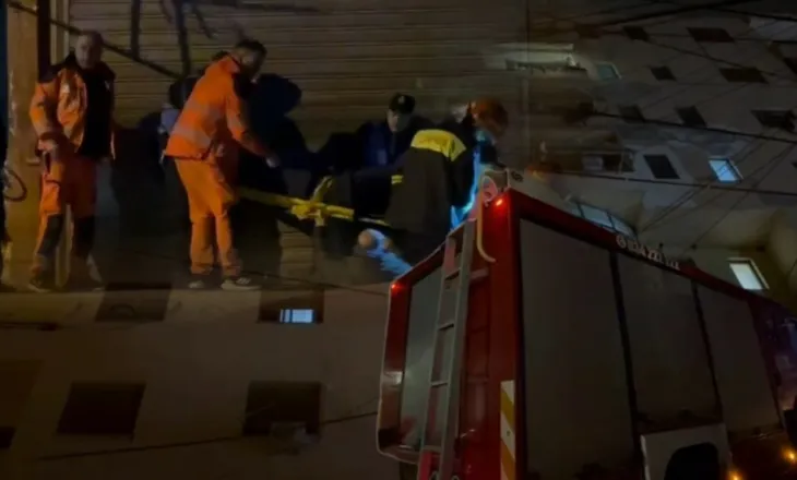 PAMJET/ Ndodh në Fier, 55-vjeçari mbetet i varur jashtë apartamentit. Panik te banorët!