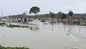Pamjet/ Përmbytjet nuk kanë kursyer as varrezat e fshatit Jubë në Durrës