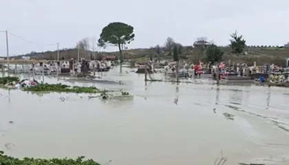 Pamjet/ Përmbytjet nuk kanë kursyer as varrezat e fshatit Jubë në Durrës